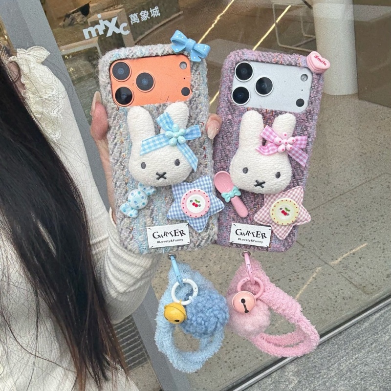 Cute Cartoon Wrist Strap Silicone Case - ﻿ เคสโทรศัพท์ลายการ์ตูนมิฟฟี่สุดน่ารัก ขนฟูฟ่อง สำหรับ iPhone 14